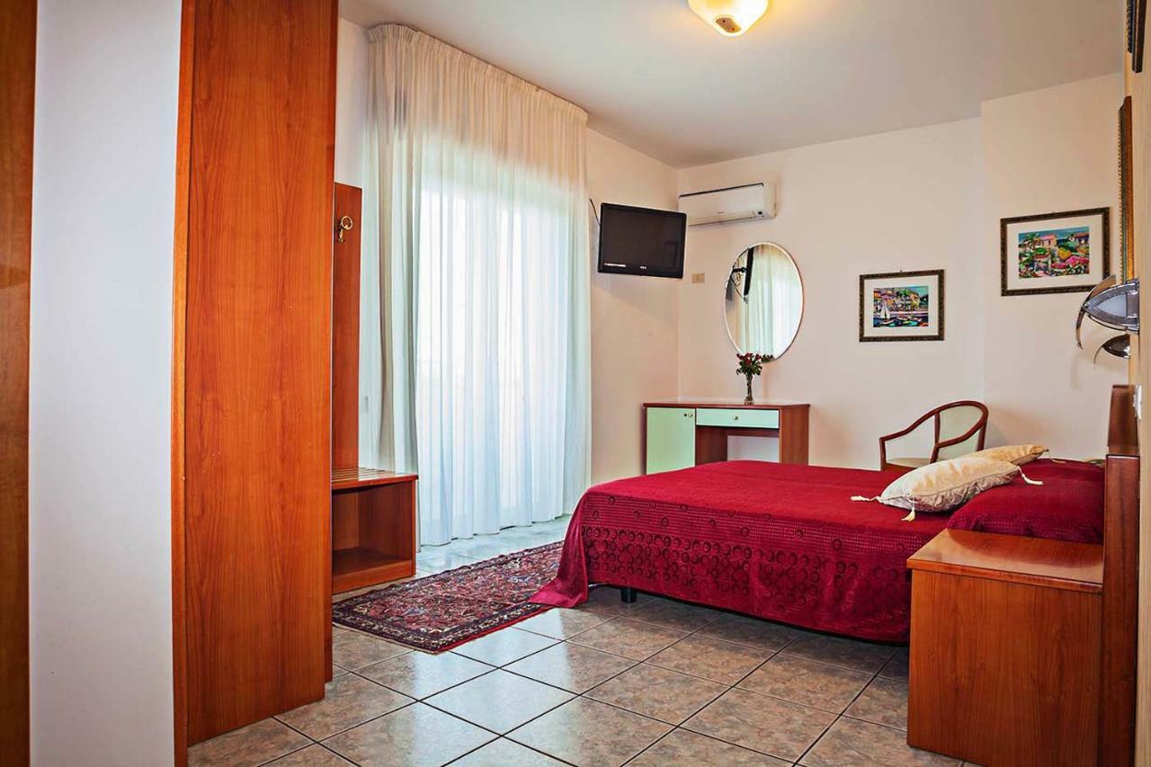 Hotel Haus Charlotte San Benedetto del Tronto Exterior foto